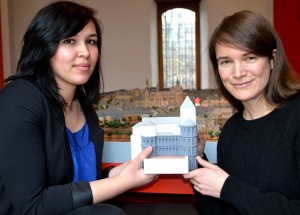 Die Studentin Leila Abdalla und die Kunsthistorikerin Alexandra Orth präsentieren ein Modell der Porta Nigra aus jener Zeit, als das Stadttor als Kirche diente. Fotos: Marcus Stölb